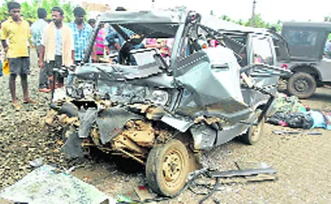 Six Killed In West Godavari Road Accident - Sakshi