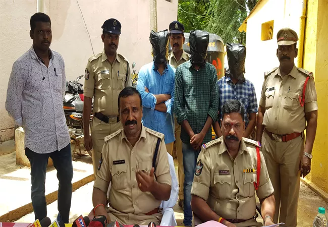 International Phone Calls Fraud Gang Arrested In Kadapa - Sakshi