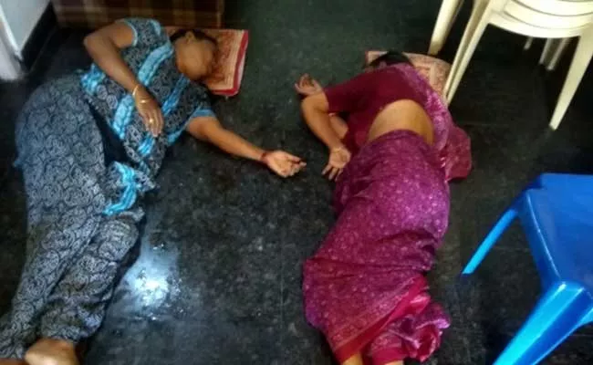 Mother, Daughter Suicide Attempt In Visakhapatnam - Sakshi