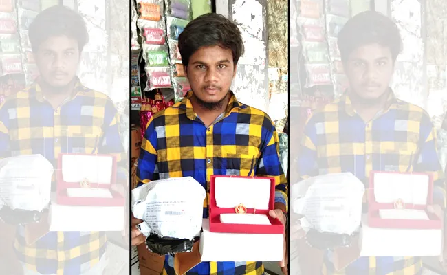 Women Cheated By Offering Samsung J7 Phone In Karimnagar - Sakshi