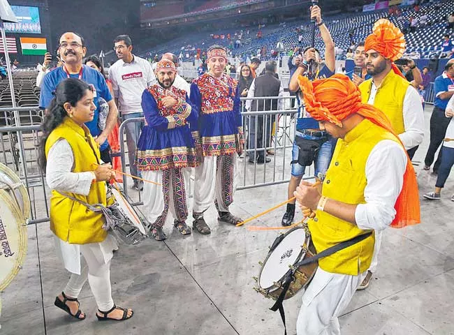 India-USA cultural harmony mesmerises audience during Howdy, Modi - Sakshi