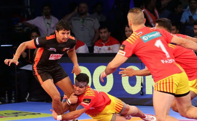 U Mumba Beat Gujarat Fortunegiants 31-25 - Sakshi