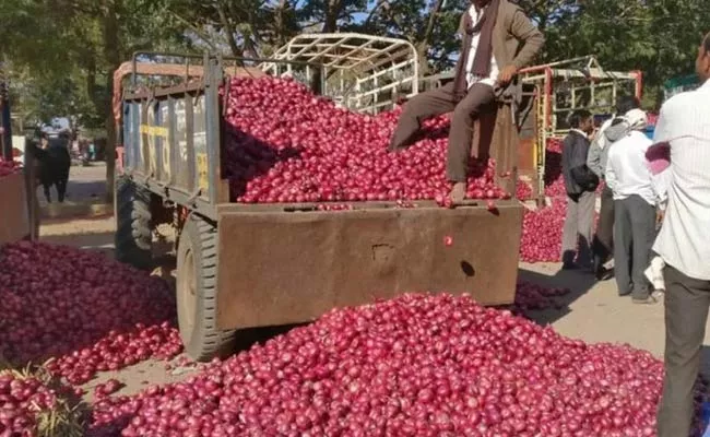 Onion Prices Going To Near Hundred In Delhi - Sakshi