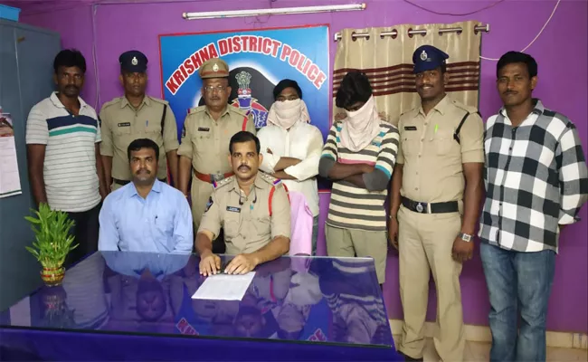 police Arrested Fake Police In Vijayawada - Sakshi