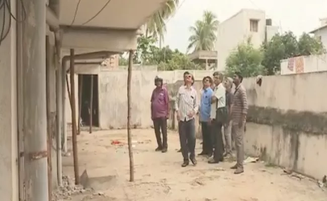 Professors Team Reinspect Bhaskara Estate Building In Kakinada - Sakshi