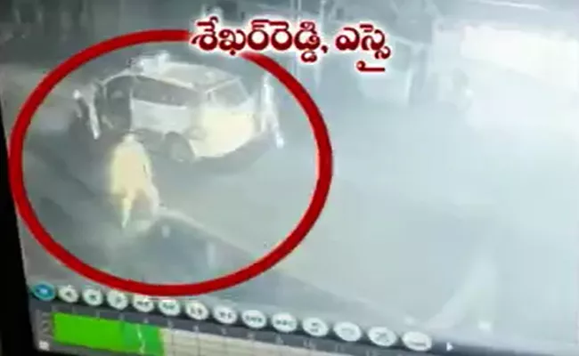 Thieves Tries To Attack Dundigal Sub Inspector Shekhar Reddy - Sakshi