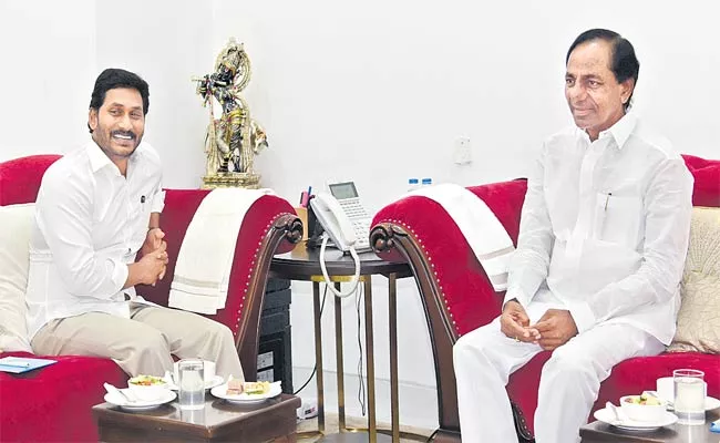 Andhra CM YS Jagan Meets Telangana CM KCR - Sakshi