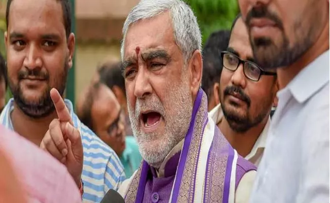 Union Minister Ashwini Choubey Fires On Police In Bihar - Sakshi