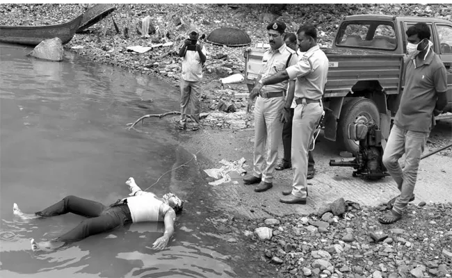 Unknown Dead Body Found In Krishna River Bridge In Mahabubnagar - Sakshi