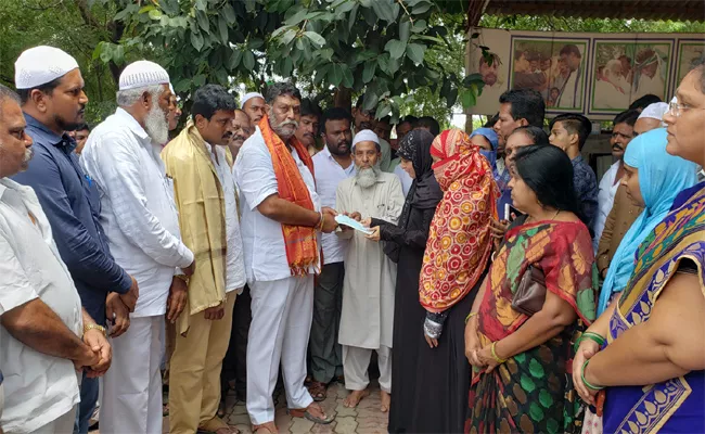 YSRCP MLA Venkatrami Reddy Gave 10 Lakh Cheque For Family In Anantapur - Sakshi