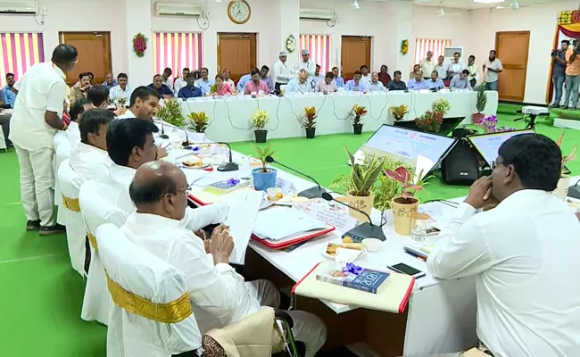 AP MPs Meet With Railway GM In Vijayawada - Sakshi