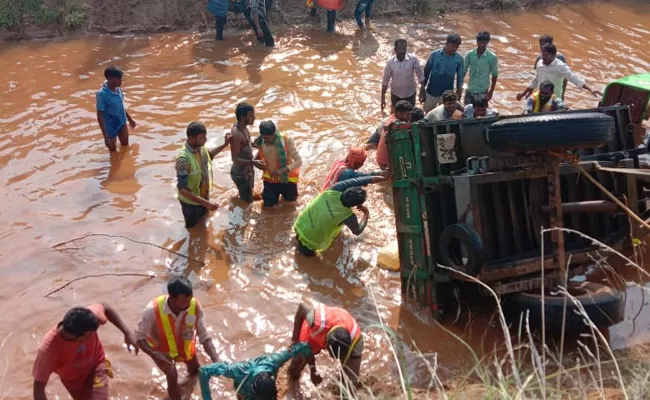 Tractor falls in canal in Anantapur District, Four killed  - Sakshi