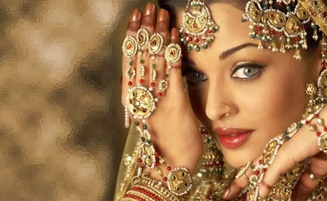 Aishwarya Rai Bachchan to play double role in Mani Ratnam's Ponniyin Selvan - Sakshi