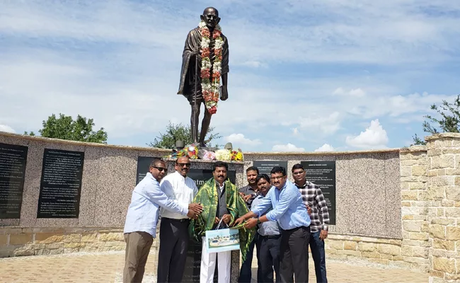 MP Lingaiah Yadav tribute to Mahatma Gandhi in Dallas - Sakshi