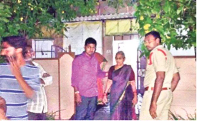 Jewellery Theft From Old Women in PSR Nellore - Sakshi