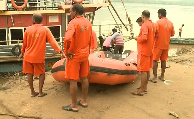 NDRF Boat Capsize In Godavari At East Godavari - Sakshi