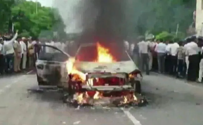 Mathura Man Arrested For Set His Own Car On Fire - Sakshi