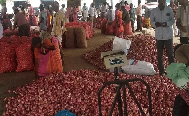 Onions Cost Increasing In Mahabubnagar  - Sakshi