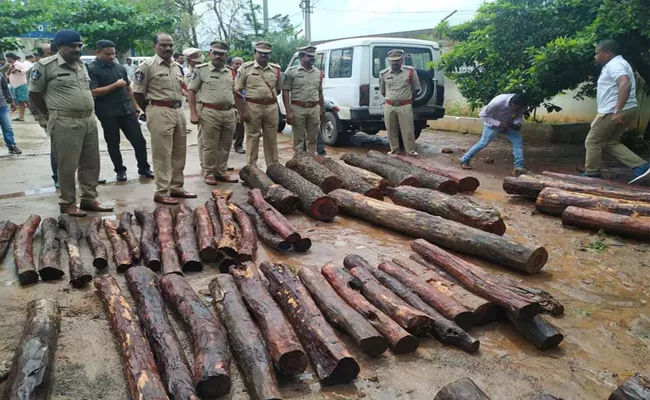 Redwood Gang Arrested In Srikakulam District - Sakshi