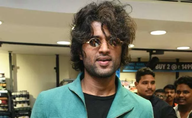 Vijay Devarakonda New Look Goes Viral - Sakshi