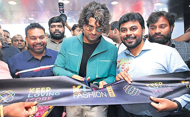 Vijay Devarakonda Open KLM Shopping Mall in AS Rao Nagar - Sakshi