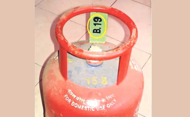 Danger With Expired LPG Gas Cylinder - Sakshi