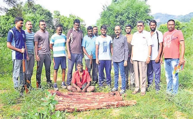 Red sandalwood workers attack on Police - Sakshi