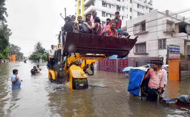 Heavy Rains Disrupt Normal Life In Bihar - Sakshi