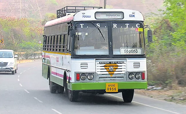 TSRTC Troubles with less buses in Dussehra festival movement - Sakshi