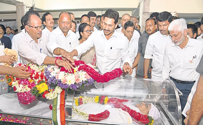 CM Jagan pays tribute to Bali Reddy Satya Rao - Sakshi