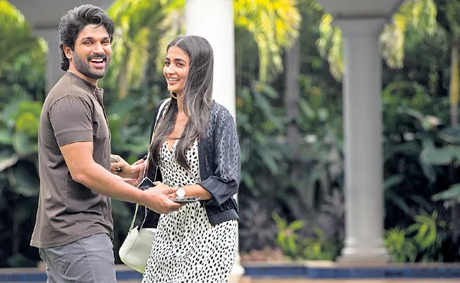 Allu Arjun and Pooja Hegde Song is A Massive Hit - Sakshi