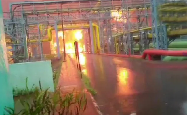 Major Fire at ONGC Plant in Navi Mumbai - Sakshi