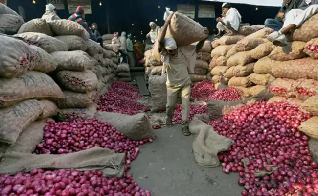 Onion Price Hike Central Government Decides To Ban Export Abroad - Sakshi