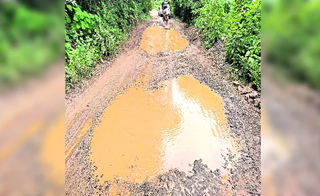 Roads Fully Damaged With Rains In Visakhapatnam - Sakshi