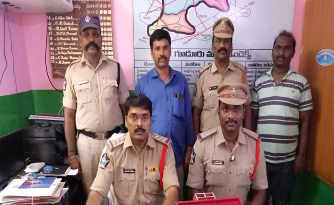 Man Arrested In Theft Case In Kurnool - Sakshi