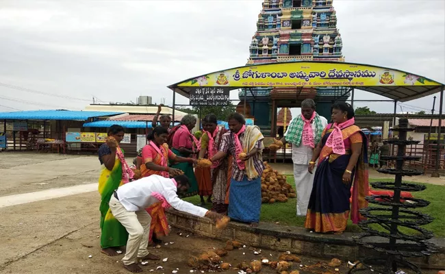 Prayers In Alampur For Harish Rao To Become a CM - Sakshi