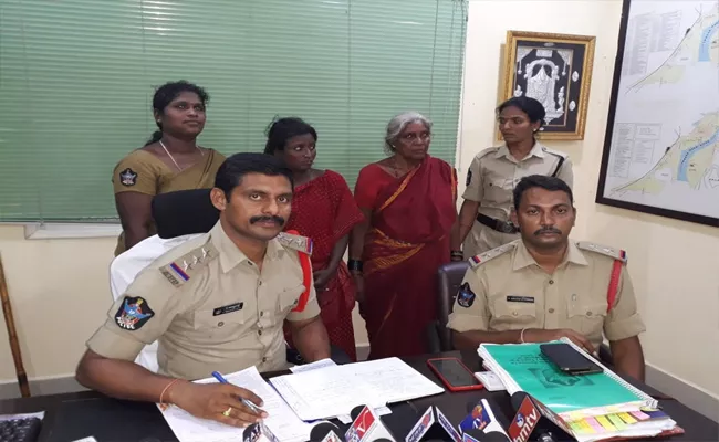 Woman Arrested for Kidnapping Girl Chittoor - Sakshi