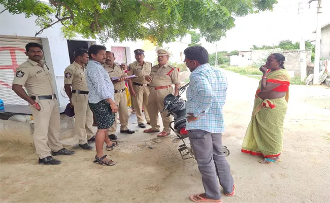 Clashes Between Two Groups Over Mushroom Purchase In Prakasam - Sakshi