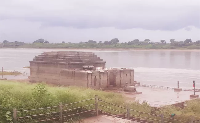 Heavy Inflow to Manjeera In Nizamabad - Sakshi