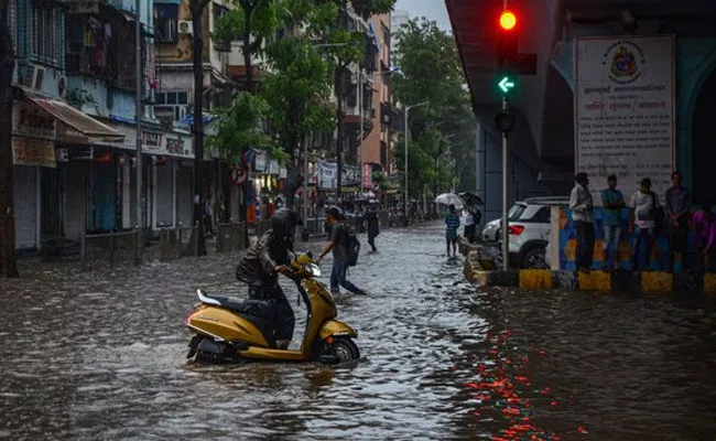 Due To Heavy Rains Mumbai Schools Remain Closed Today - Sakshi