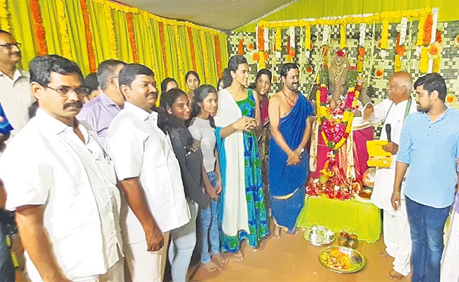 PV Sindhu Participate in Vinayaka Chavithi Festival - Sakshi