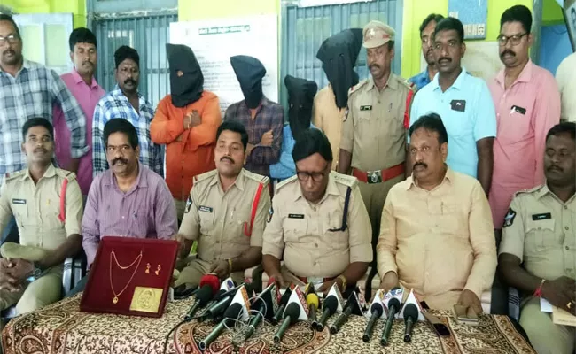 Police Arrested Gold Thieves In Vijayawada - Sakshi