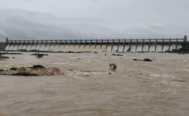 Water Flow Increased In Tungabhadra Kurnool - Sakshi