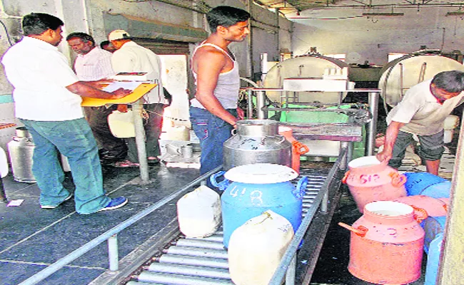 Private Dairies are Exploiting Dairy Farmers in Kadapa - Sakshi