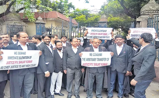 Protests by lawyers in the High Court - Sakshi