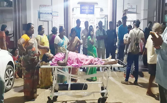 People Protest With Dead Body In Front Of GGH at Kakinada - Sakshi