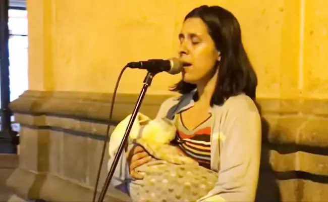 Venezuela Mother Sings Peru Streets Over Economic Crisis In Her Country - Sakshi