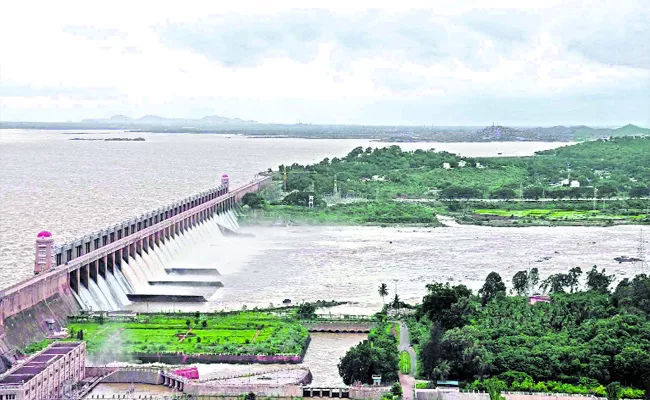 ​​Heavy Water flow In Tungabhadra Dam - Sakshi