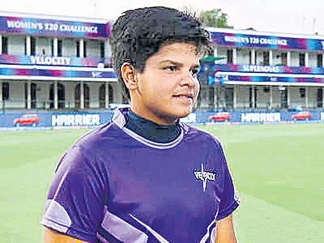 Shafali Verma added to India womens T20 team - Sakshi