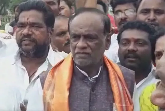 BJP State President Laxman Criticized KCR on Yadagirigutta - Sakshi